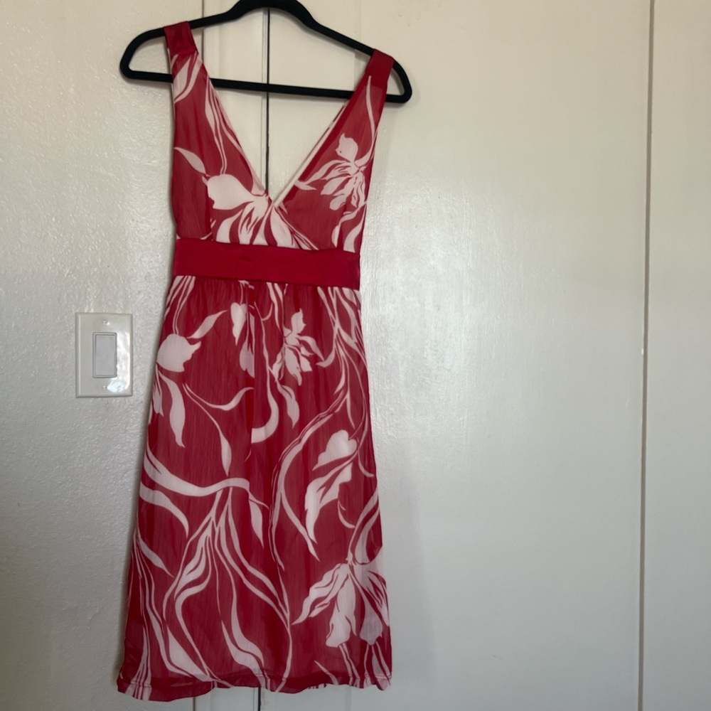 Chic Red and White Floral Midi Dress